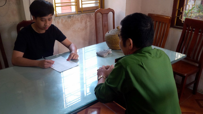 Lực lượng chức năng lấy lời khai của đối tượng Nguyễn Duy Đông. (Ảnh: Nguyễn Hoàng/TTXVN) Bắt khẩn cấp đối tượng chiếm đoạt tiền vé cáp treo tham quan Yên Tử ảnh 1