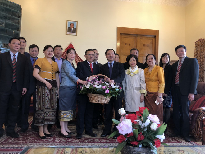 Đại sứ Ngô Đức Mạnh cùng cán bộ đại sứ quán đến chúc Tết cổ truyền của Lào. (Ảnh: Dương Trí/Vietnam+) Đại sứ Việt Nam tại Liên bang Nga chúc mừng Tết cổ truyền của Lào ảnh 1