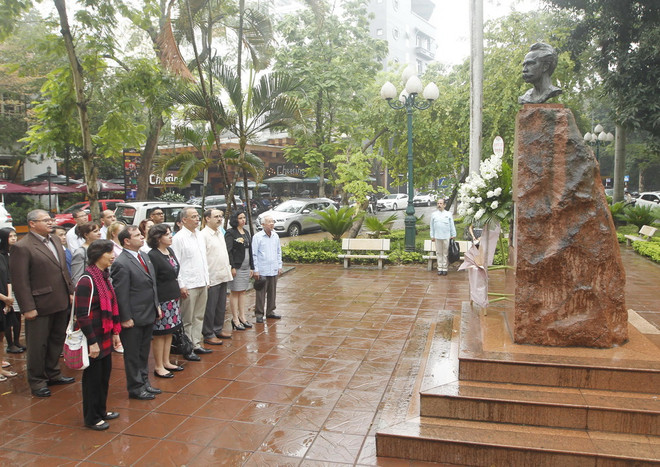 Đoàn đại biểu ICAP đặt vòng hoa tại Tượng đài Anh hùng dân tộc Cuba José Martí ở vườn hoa Tao Đàn, Hà Nội. (Ảnh: Lâm Khánh/TTXVN) Thúc đẩy hơn nữa tình đoàn kết, hữu nghị giữa Việt Nam-Cuba ảnh 3