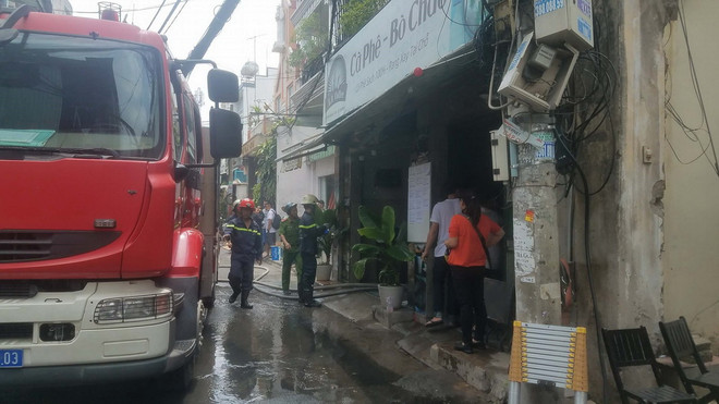 Hiện trường vụ cháy. (Nguồn: TTXVN) Giải cứu một người mắc kẹt trong ngôi nhà ba tầng bốc cháy ảnh 1