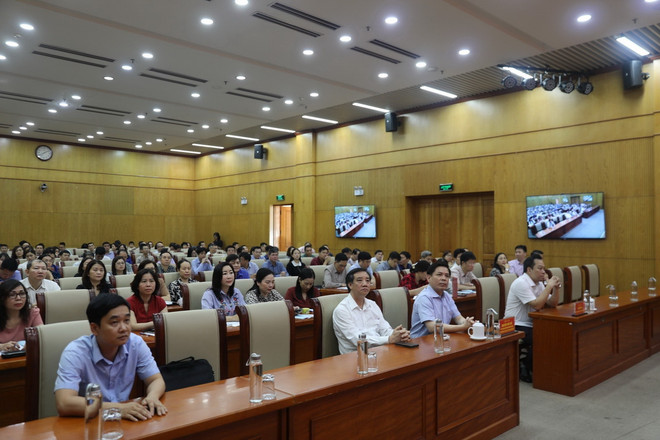 Các đại biểu tham dự Lễ khai giảng. (Ảnh: Diệp Trương/TTXVN) ttxvn_dang uy khoi 2.jpg