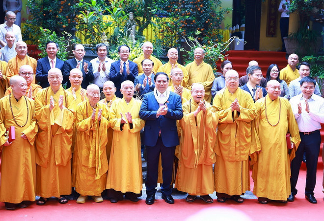 Thủ tướng Phạm Minh Chính với các chư Tôn giáo phẩm Giáo hội Phật giáo Việt Nam. (Ảnh: Dương Giang/TTXVN) ttxvn_phat dan 1.jpg