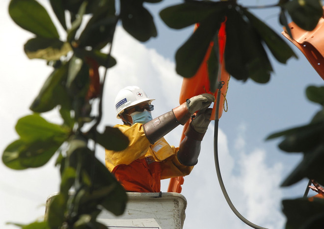 Công nhân ngành điện thi công live-line (điện sống) trên lưới điện 22 kV khu vực phường Sơn Kỳ, quận Tân Phú, Thành phố Hồ Chí Minh dưới trời nắng nóng trên 41 độ C. (Ảnh: Thanh Vũ/TTXVN) ttxvn_Tieu thu dien 2.jpg