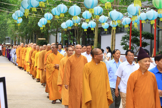 Hòa thượng Thích Thanh Quyết (đội mũ) - Phó Chủ tịch Hội đồng Trị sự Trung ương Giáo hội Phật giáo Việt Nam cùng các phật tử hành hương về Đại lễ Phật đản. (Ảnh: Thanh Vân/TTXVN) ttxvn_phat dan 3.jpg