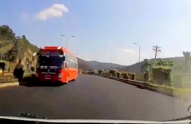 Xử phạt tài xế xe khách chạy ngược chiều trên đường cao tốc ảnh 1