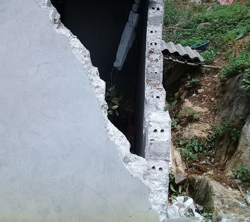 Hòa Bình: Đá lăn làm sập nhà dân, 3 bố con may mắn thoát nạn ảnh 1
