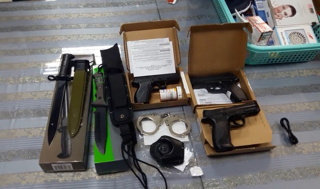 ​Tạm giữ hành khách mang lô hàng vũ khí nóng từ Mỹ về Việt Nam ảnh 1