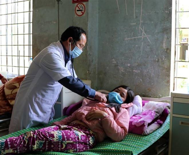 Chùm ca bệnh ở Kon Tum: Nhiều khả năng do ngộ độc thực phẩm ảnh 1