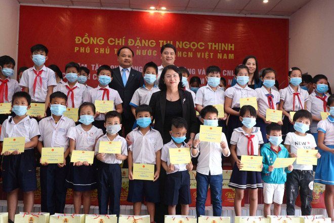 Phó Chủ tịch nước Đặng Thị Ngọc Thịnh tặng quà cho học sinh là con em công nhân làm việc tại Khu công nghiệp Điện Nam-Điện Ngọc. (Ảnh: Đoàn Hữu Trung/TTXVN) Phó Chủ tịch nước Đặng Ngọc Thịnh tặng quà người khó khăn ở Quảng Nam ảnh 1