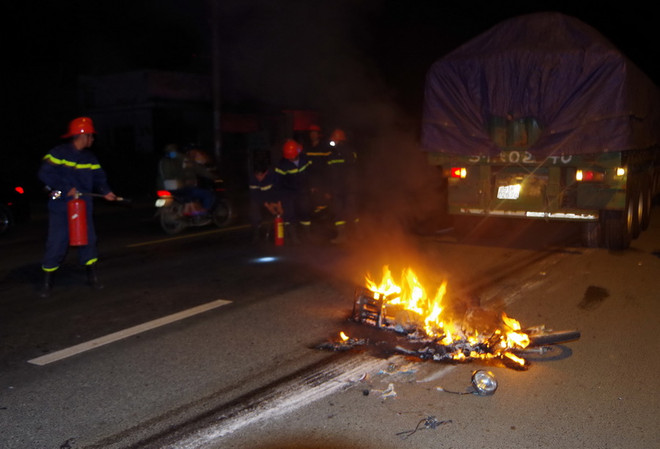 Va chạm với xe đầu kéo, ba anh em ruột tử vong sau khi đi chợ Tết ảnh 1