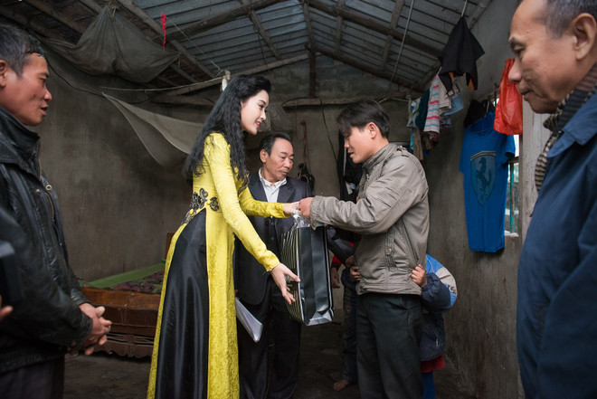 Á hậu Huyền My tặng quà Tết cho các hộ dân nghèo ở Hà Nội ảnh 3