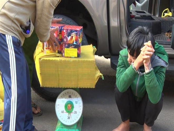 Đối tượng Hoan (bên phải) cùng tang vật. (Ảnh: Đậu Tất Thành/TTXVN) Bình Phước: Phát hiện vụ vận chuyển gần 430kg pháo lậu ở huyện Bù Đốp ảnh 1