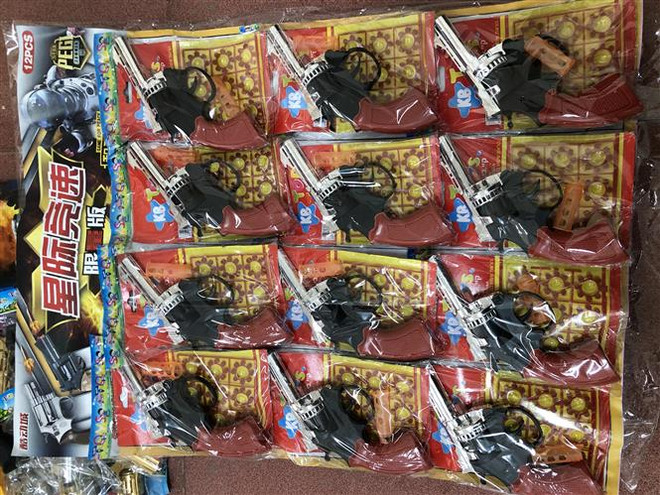 Bắt giữ lô hàng gần 2.000 khẩu súng đồ chơi không rõ nguồn gốc xuất xứ ảnh 1