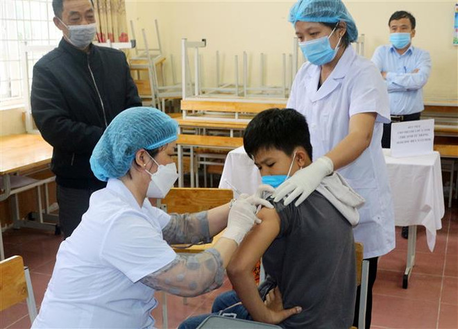 Tiêm vaccine phòng COVID-19 cho trẻ 5 đến dưới 12 tuổi ở Hà Nam. (Ảnh: Đại Nghĩa/TTXVN) Dịch COVID-19: 100% xã, phường, thị trấn ở Hà Nam là 'vùng xanh' ảnh 1