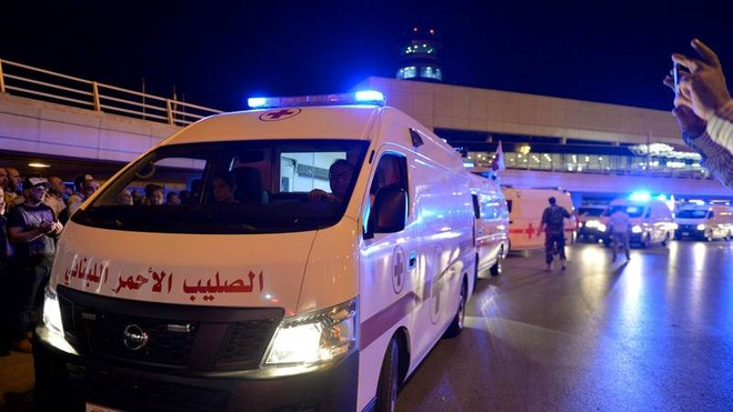 Hội Chữ thập Đỏ Liban đã điều động hơn 10 xe cứu thương đến cảng Tripoli. (Nguồn: EPA) Liban: Thuyền chở 60 người bị lật ngoài khơi bờ biển thành phố Tripoli ảnh 1