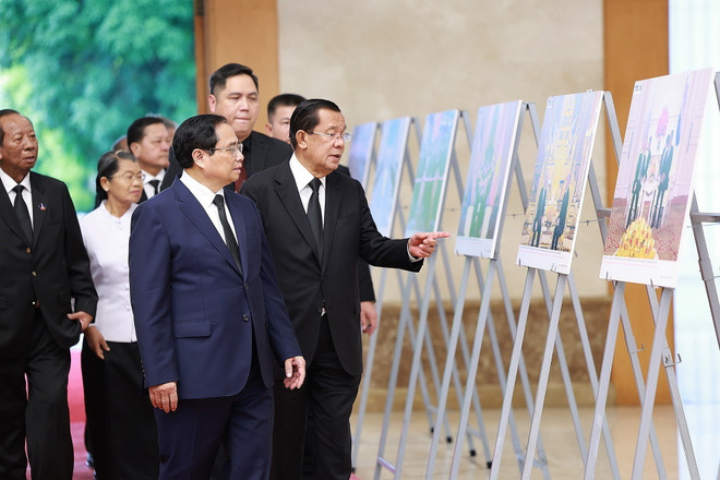 Thủ tướng Phạm Minh Chính giới thiệu với Chủ tịch Đảng Nhân dân Campuchia, Chủ tịch Thượng viện Campuchia Samdech Hun Sen một số hoạt động đối ngoại của cố Tổng Bí thư Nguyễn Phú Trọng. (Ảnh: Dương Giang/TTXVN) ttxvn_ong hun sen 1.jpg