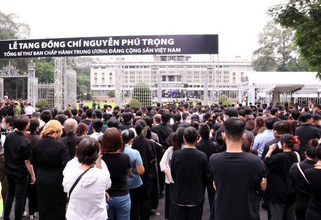 Người dân Thành phố Hồ Chí Minh đến viếng Tổng Bí thư Nguyễn Phú Trọng tại Hội trường Thống Nhất. (Ảnh: Xuân Khu/TTXVN) ttxvn_hoi truong thong nhat.jpg