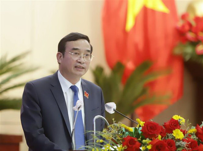 Chủ tịch UBND thành phố Đà Nẵng Lê Trung Chinh phát biểu tại Kỳ họp. (Ảnh: Quốc Dũng/TTXVN) Kỳ họp thứ 4 HĐND thành phố Đà Nẵng quyết nghị nhiều vấn đề quan trọng ảnh 1