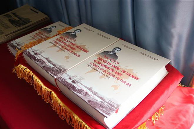 Kỷ yếu 'Sự kiện Nguyễn Tất Thành-Hồ Chí Minh đi tìm đường cứu nước: Ý nghĩa lịch sử và giá trị thời đại' được trưng bày tại Bảo tàng Hồ Chí Minh. (Ảnh: Thu Hương/TTXVN) Giới thiệu kỷ yếu về hành trình tìm đường cứu nước của Bác Hồ ảnh 1