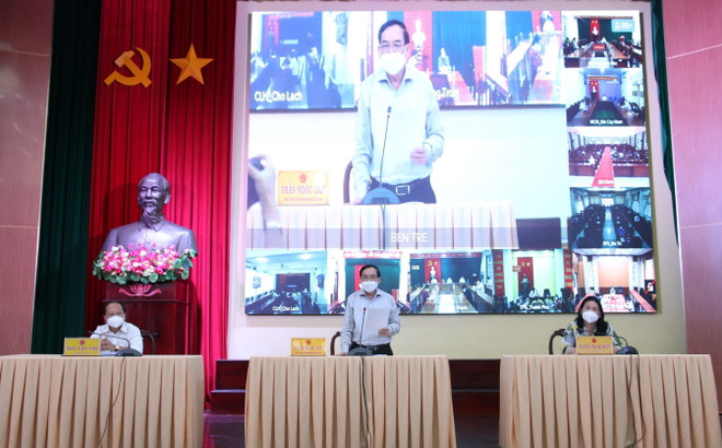 Chủ tịch UBND tỉnh Bến Tre Trần Ngọc Tam phát biểu chỉ đạo tại cuộc họp Ban Chỉ đạo phòng, chống dịch COVID-19 tỉnh chiều 17/12. (Ảnh: Chương Đài/TTXVN) Bến Tre ghi nhận số ca mắc mới COVID-19 trong ngày cao kỷ lục ảnh 1