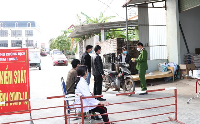 Bắc Giang: Xử phạt 4 thanh niên vượt chốt đi hát karaoke rồi lây bệnh ảnh 1