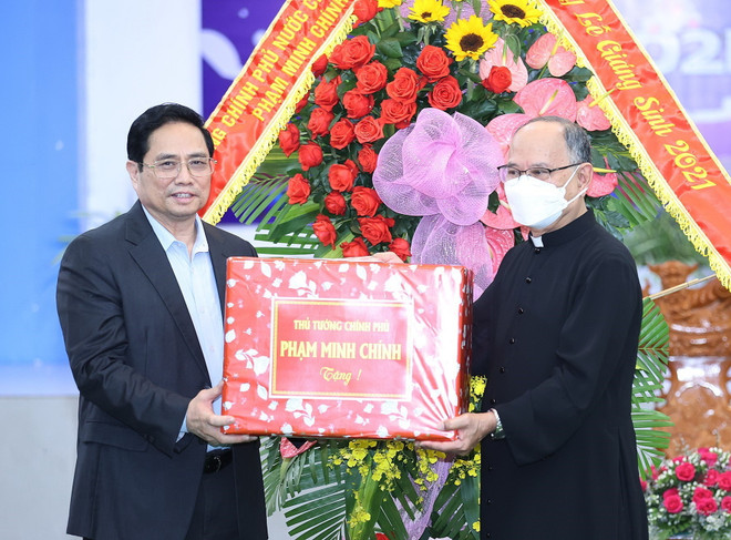 Thủ tướng Phạm Minh Chính tặng quà chúc mừng Giáng sinh giáo dân giáo xứ Long Hưng. (Ảnh: Dương Giang/TTXVN) Thủ tướng Phạm Minh Chính chúc mừng Noel tại Bà Rịa-Vũng Tàu ảnh 1