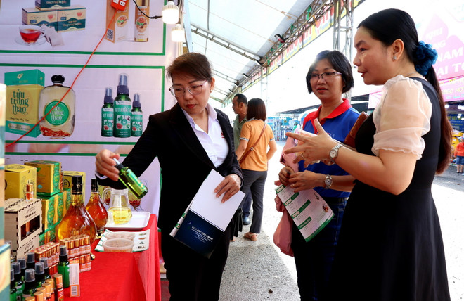 Khách tìm hiểu, mua sản phẩm OCOP của thành phố Cần Thơ. (Ảnh: Thu Hiền/TTXVN) ttxvn_OCOP can tho 1.jpg