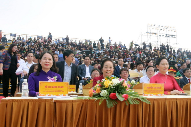 Phó Chủ tịch nước Võ Thị Ánh Xuân (trái) dự lễ khai hội chùa Tam Chúc. (Ảnh: Đại Nghĩa/TTXVN) ttxvn_khai hoi chua tam chuc 1.jpg