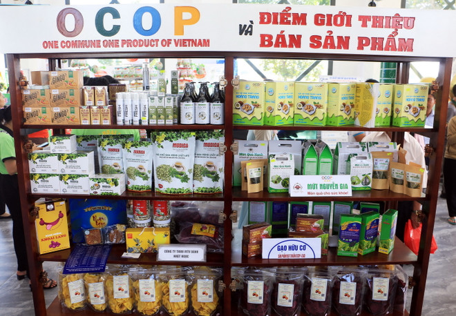 Các sản phẩm OCOP được trưng bày tại nhà chờ Bến cảng hành khách tỉnh Vĩnh Long. (Ảnh: Phạm Minh Tuấn/TTXVN) ttxvn_OCOP vinh long.jpg