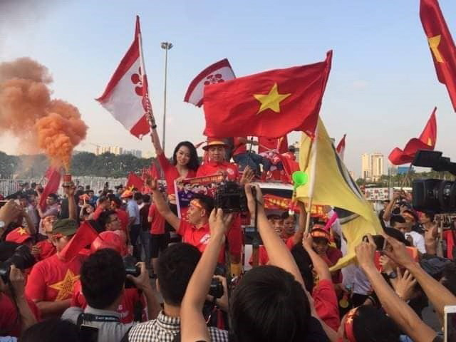 Cổ động viên cổ vũ đội tuyển Việt Nam bên ngoài sân vận động Mỹ Đình. (Ảnh: Thành Đạt/TTXVN) Người hâm mộ "truyền lửa" cho thầy trò huấn luyện viên Park Hang-seo ảnh 2