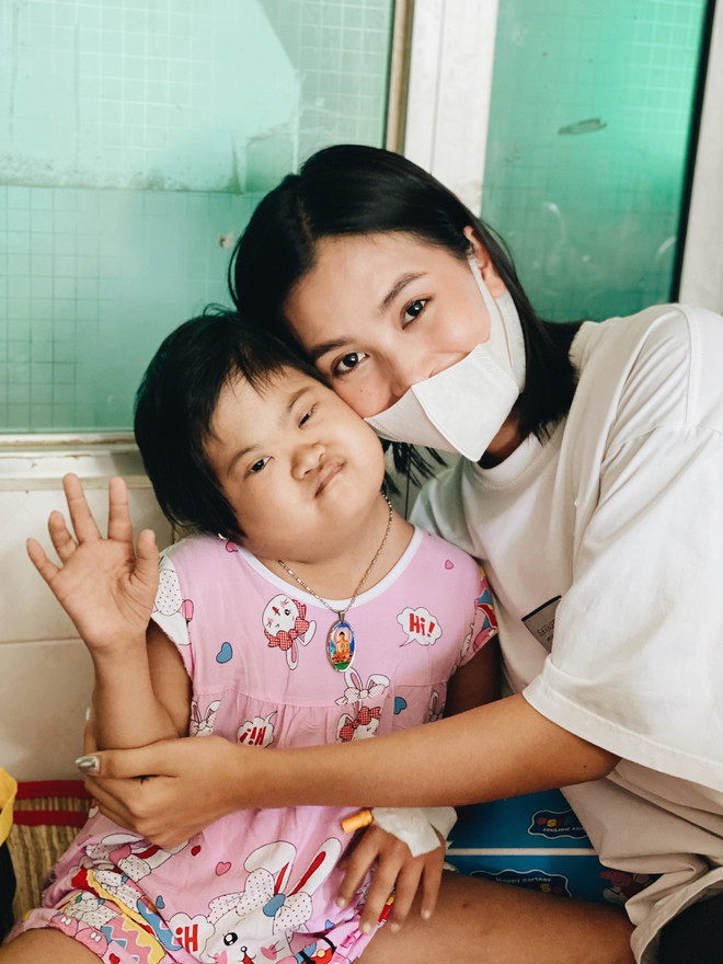 Hoa hậu Tiểu Vy ‘ghi điểm’ bằng nhiều hoạt động nhân ái ý nghĩa ảnh 1