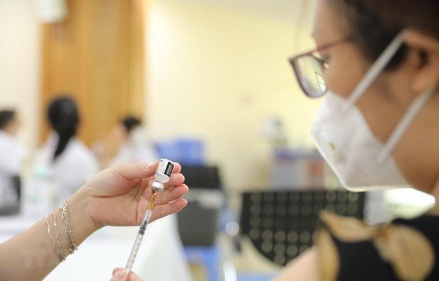 Tiêm vaccine ngừa COVID-19 cho người dân. (Ảnh: Minh Quyết/TTXVN) Ngày 22/2: Ghi nhận 24 ca mắc mới COVID-19, có 5 ca phải thở ôxy ảnh 1
