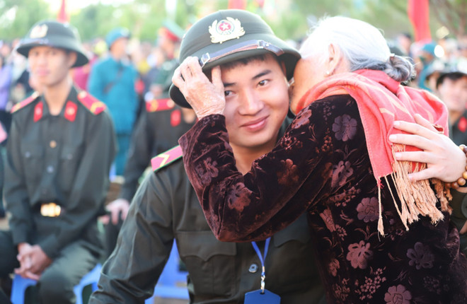 Tân binh hăng hái lên đường thực hiện nghĩa vụ Công an nhân dân ảnh 1