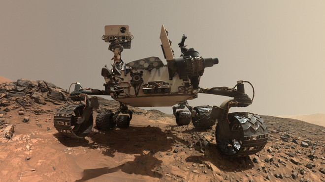 Xe tự hành Curiosity.(Nguồn: Reuters) Tàu Curiosity tìm thấy "bằng chứng tốt nhất" về nước trên Sao Hỏa ảnh 1