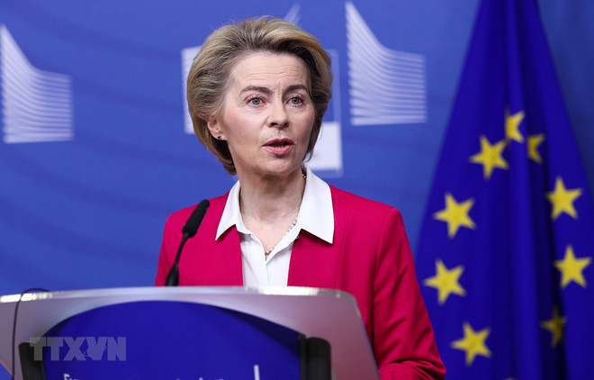 Chủ tịch Ủy ban châu Âu (EC) Ursula von der Leyen. (Ảnh: THX/TTXVN) Vấn đề người di cư: EU siết chặt quy định với người di cư trái phép ảnh 1