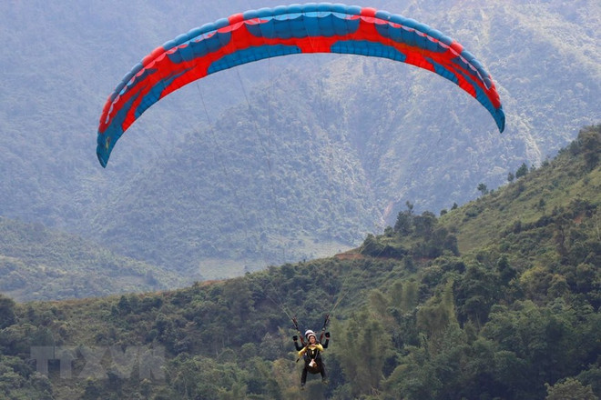 Du khách tham gia Fesival dù lượn 'Bay trên mùa vàng' năm 2019. (Nguồn: TTXVN) Yên Bái tổ chức hàng loạt hoạt động để thu hút khách du lịch ảnh 1