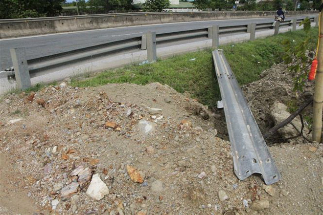 Hà Tĩnh: Người dân tự ý phá kết cấu giao thông trên tuyến Quốc lộ 1A ảnh 1