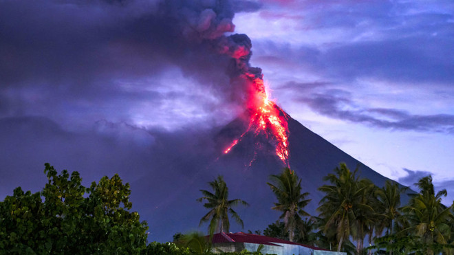 Philippines: Núi lửa Mayon phun trào, hàng chục nghìn người sơ tán ảnh 1