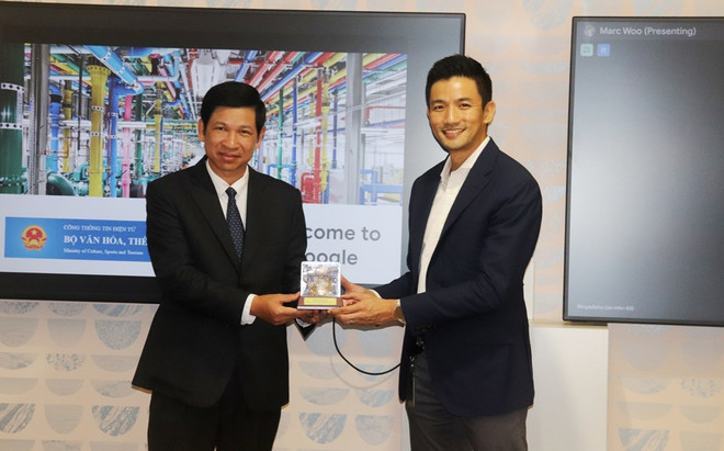 Thứ trưởng Hồ An Phong tặng quà lưu niệm cho ông Marc Woo, Giám đốc Quốc gia Việt Nam, Google châu Á- Thái Bình Dương. (Ảnh: Bộ Văn hóa, Thể thao và Du lịch) GG4.JPG