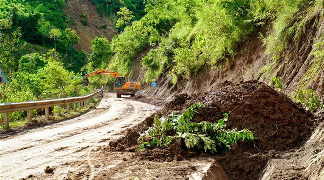 Một điểm sạt lở trên Quốc lộ 4H hồi đầu tháng Bảy. (Nguồn: TTXVN) Mưa to diện rộng ở Bắc Bộ giảm dần, nguy cơ sạt lở đất ở vùng núi ảnh 1