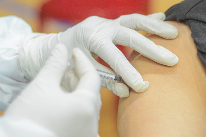 Tiêm vaccine ngừa COVID-19. (Nguồn: TTXVN) Hải Phòng tập trung tiêm vaccine COVID-19 mũi nhắc lại cho người dân ảnh 1