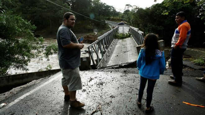 Một cây cầu bị hư hại vì bão Otto. (Nguồn: Reuters) Siêu bão Otto đổ bộ vào Costa Rica, ít nhất 34 người thương vong ảnh 1