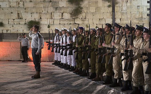 Những người lính Israel đứng trang nghiêm trong một hoạt động tưởng nhớ những người lính đã hy sinh và các nạn nhân khủng bố. (Nguồn: AP) Israel tưởng niệm những người lính hy sinh và các nạn nhân khủng bố ảnh 1