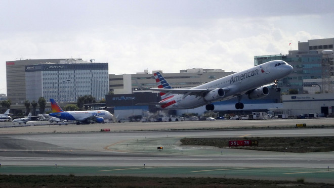 Máy bay của hãng hàng không American Airlines cất cánh từ sân bay quốc tế Los Angeles, Mỹ. (Nguồn: AFP/TTXVN) Nga gia hạn thỏa thuận cho phép máy bay Mỹ bay qua không phận ảnh 1