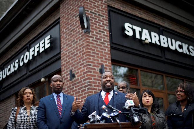 Giám đốc điều hành Starbucks Kevin Johnson. (Nguồn: Reuters) Starbucks tìm cách lấy lại hình ảnh sau sự cố có yếu tố sắc tộc ảnh 1