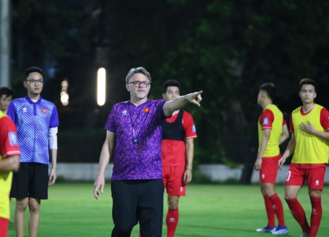 Thầy trò Huấn luyện viên Troussier chỉ có buổi tham quan Sân vận động Gelora Bung Karno mà không được luyện tập trên sân đấu này do vấn đề bảo dưỡng sân. (Ảnh: VFF) vna_potal_doi_tuyen_viet_nam_tap_kin_trong_ngay_dau_toi_indonesia__7279487.jpg