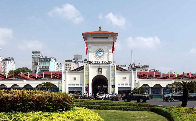 Chợ Bến Thành tròn 100 năm tuổi là biểu tượng văn hóa, mang dấu ấn lịch sử, tồn tại trong ký ức, tâm hồn của người dân Thành phố Hồ Chí Minh. (Nguồn: Báo ảnh Việt Nam) Top 10 điểm thăm quan nổi tiếng ở Thành phố Hồ Chí Minh ảnh 2