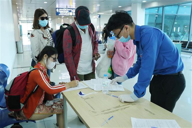 Khai báo thông tin y tế tại Hải Phòng. (Ảnh: Hoàng Ngọc/TTXVN) Hải Phòng tạm dừng tiếp nhận công dân và hàng hóa từ Hải Dương ảnh 1