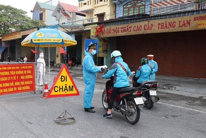 Chốt kiểm soát cấp tỉnh đặt ở ngã 3 chân cầu vượt Quán Gỏi, Hưng Thịnh, huyện Bình Giang, tỉnh Hải Dương. (Ảnh: Mạnh Minh/TTXVN) Thêm 40 ca mắc mới COVID-19 tại Hải Dương, Hà Nội và Quảng Ninh ảnh 1