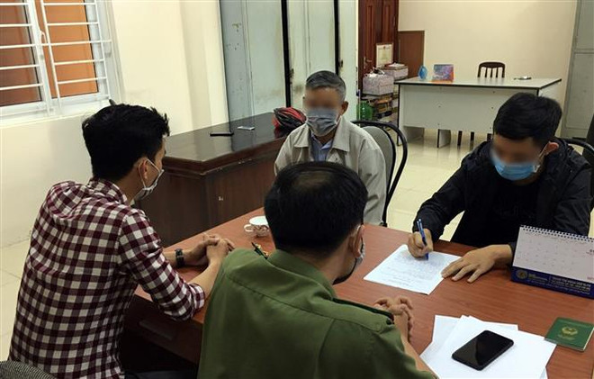 Em N.H.L (áo đen) khai nhận sự việc tại cơ quan công an. (Ảnh TTXVN phát) 4 học sinh bị triệu tập vì làm giả văn bản của Chủ tịch tỉnh Lâm Đồng ảnh 1